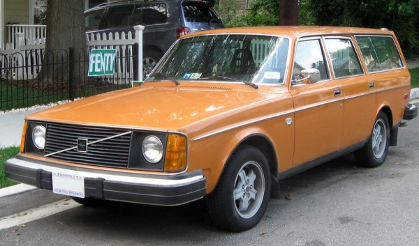 800px-1975_Volvo_245_DL_wagon_front_--_07-15-2010.jpg
